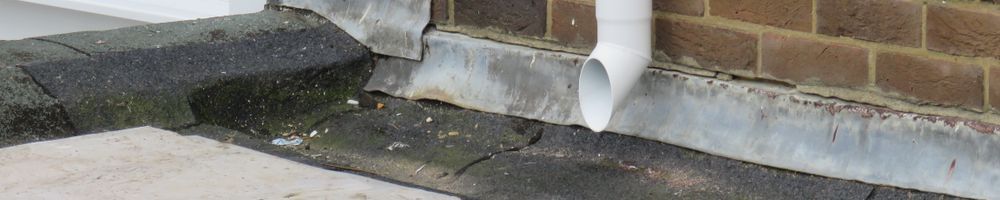 Een oud plat dak met lekkage